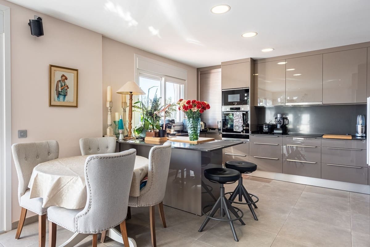 2 sovrum Takvåning till salu i Benahavis med pool garage - 549 000 € (Ref: 9476227)