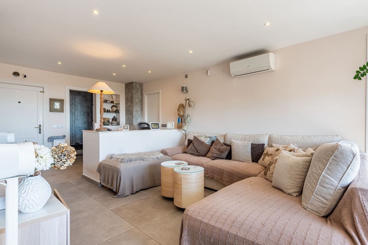 2 bedroom Penthouse for sale in Benahavis with pool garage - € 549,000 (Ref: 9476227)