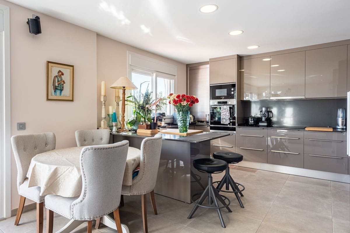 2 bedroom Penthouse for sale in Benahavis with pool garage - € 549,000 (Ref: 9476227)