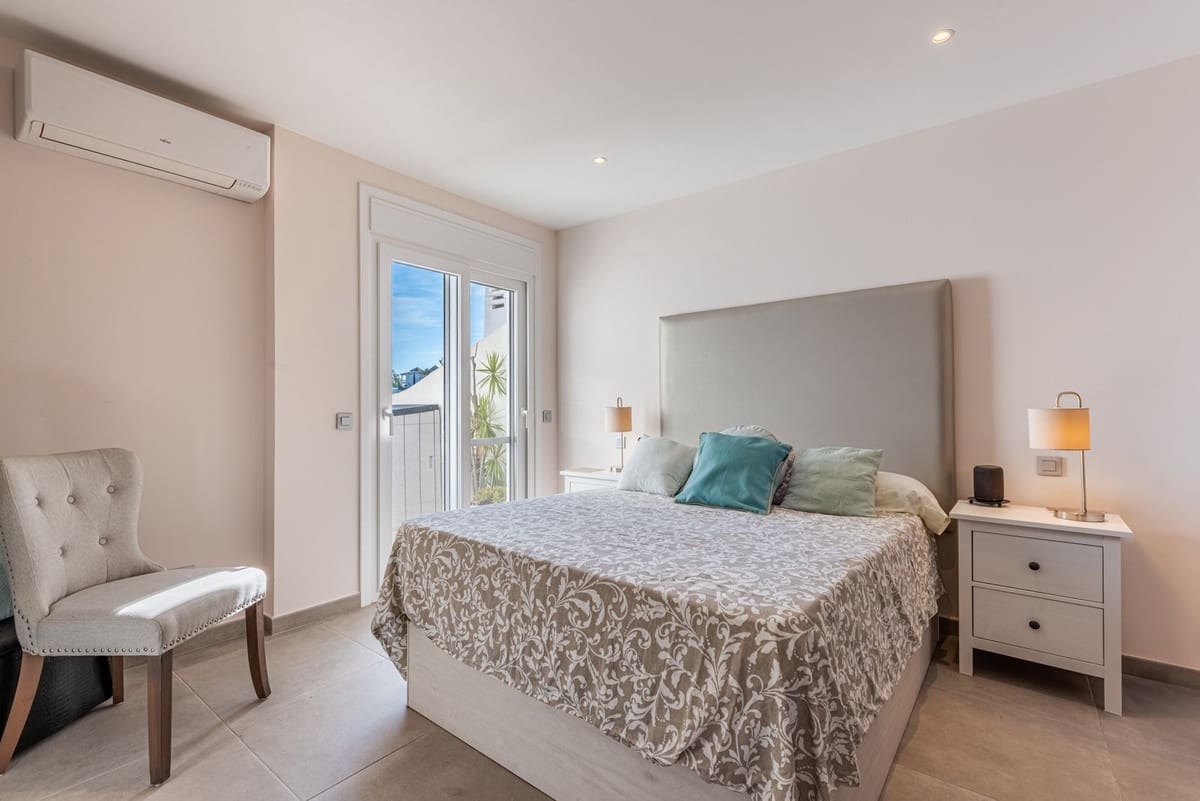 2 bedroom Penthouse for sale in Benahavis with pool garage - € 549,000 (Ref: 9476227)