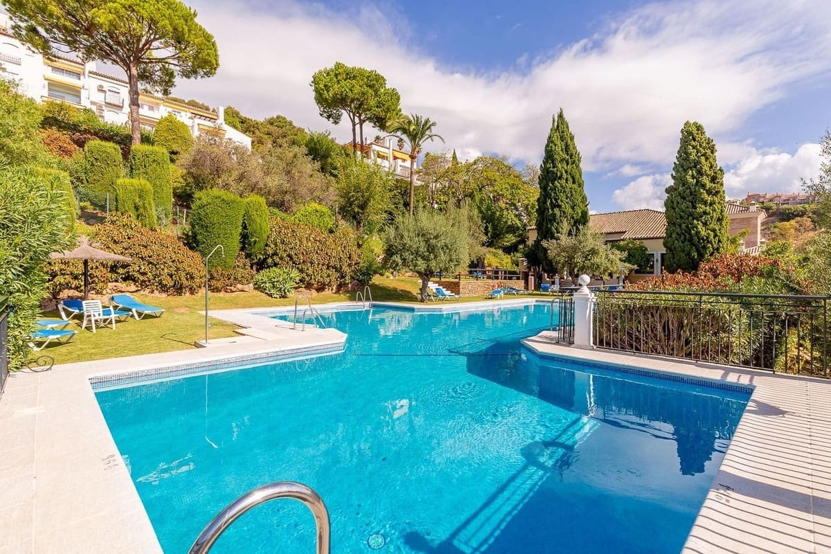 2 bedroom Penthouse for sale in Benahavis with pool garage - € 549,000 (Ref: 9476227)