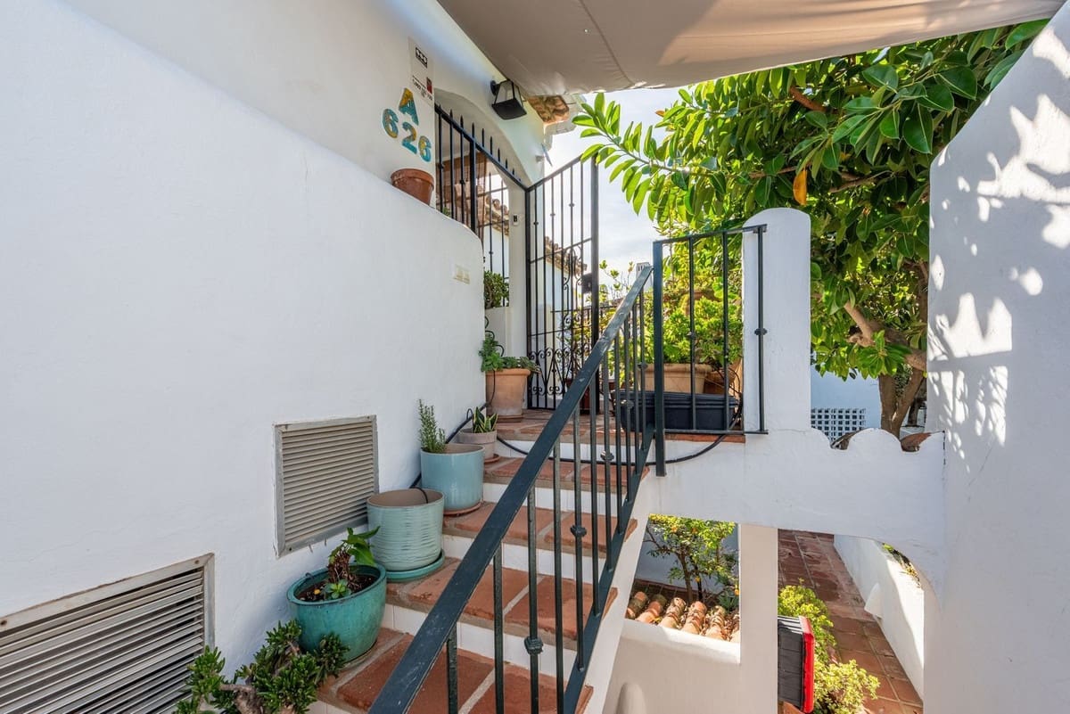 2 bedroom Penthouse for sale in Benahavis with pool garage - € 549,000 (Ref: 9476227)