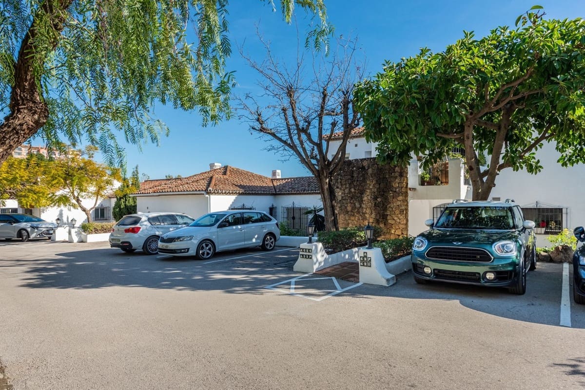 2 bedroom Penthouse for sale in Benahavis with pool garage - € 549,000 (Ref: 9476227)