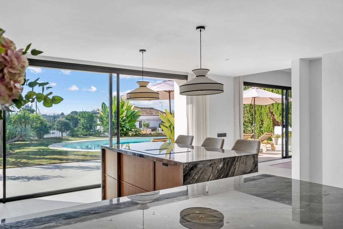 4 slaapkamer Villa te koop in Nueva Andalucia met zwembad garage - € 2.895.000 (Ref: 9490922)