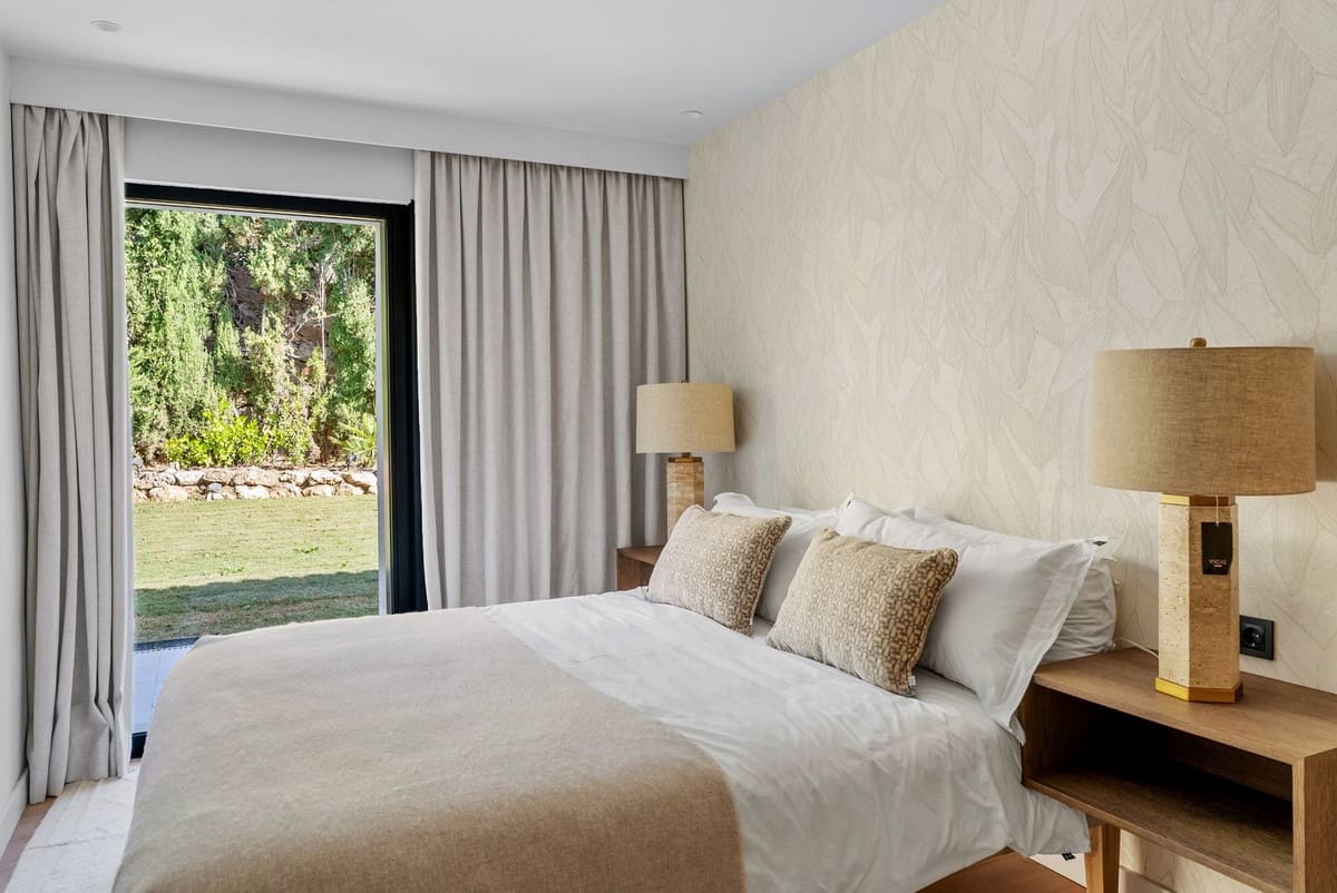 4 slaapkamer Villa te koop in Nueva Andalucia met zwembad garage - € 2.895.000 (Ref: 9490922)