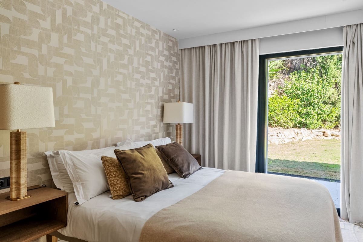 4 slaapkamer Villa te koop in Nueva Andalucia met zwembad garage - € 2.895.000 (Ref: 9490922)