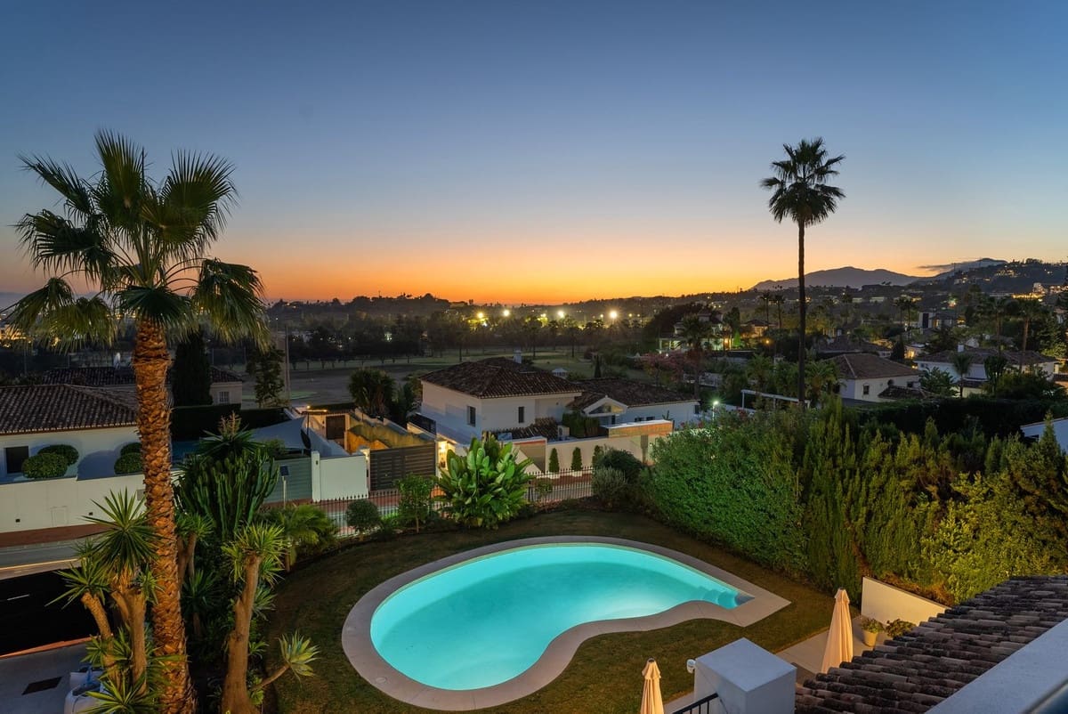 4 slaapkamer Villa te koop in Nueva Andalucia met zwembad garage - € 2.895.000 (Ref: 9490922)