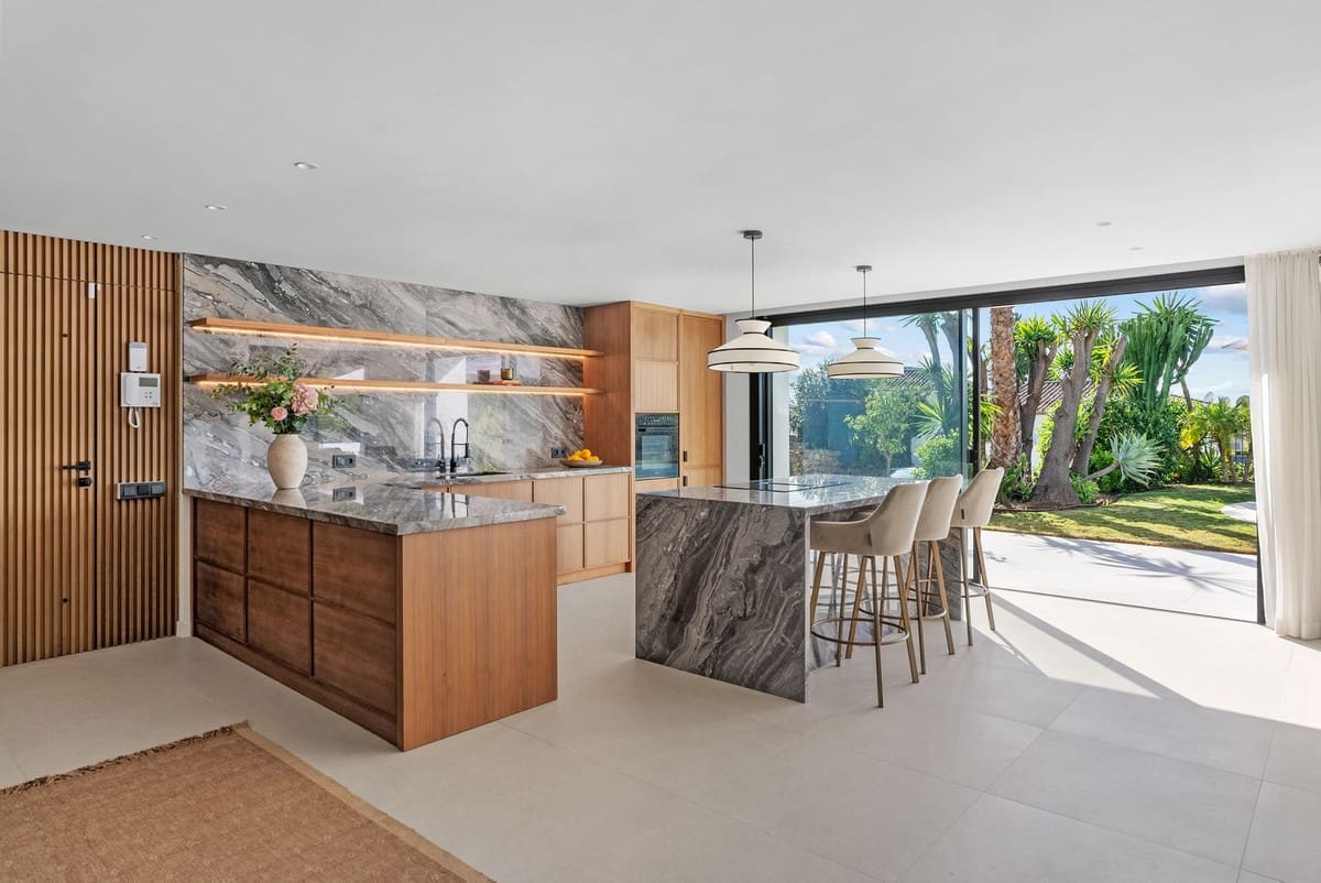 4 bedroom Villa for sale in Nueva Andalucia with pool garage - € 2,895,000 (Ref: 9490922)