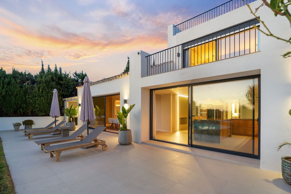 4 bedroom Villa for sale in Nueva Andalucia with pool garage - € 2,895,000 (Ref: 9490922)