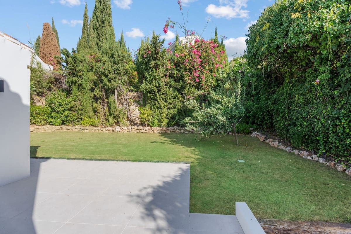 4 bedroom Villa for sale in Nueva Andalucia with pool garage - € 2,895,000 (Ref: 9490922)