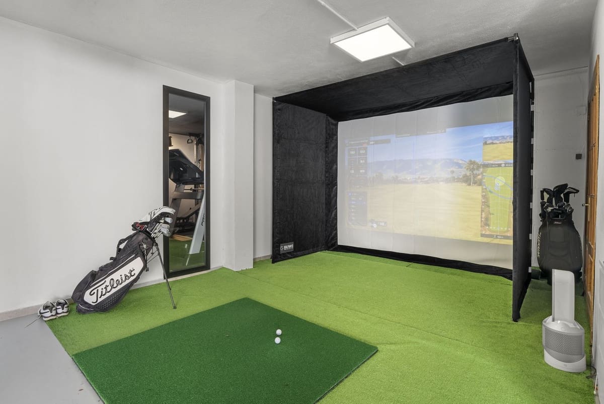 4 slaapkamer Villa te koop in Nueva Andalucia met zwembad garage - € 2.650.000 (Ref: 9490923)