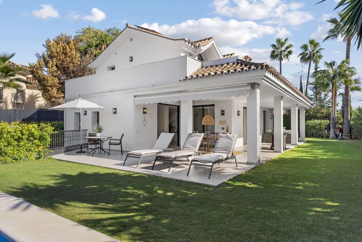 4 soverom Villa til salgs i Nueva Andalucia med svømmebasseng garasje - € 2 650 000 (Ref: 9490923)