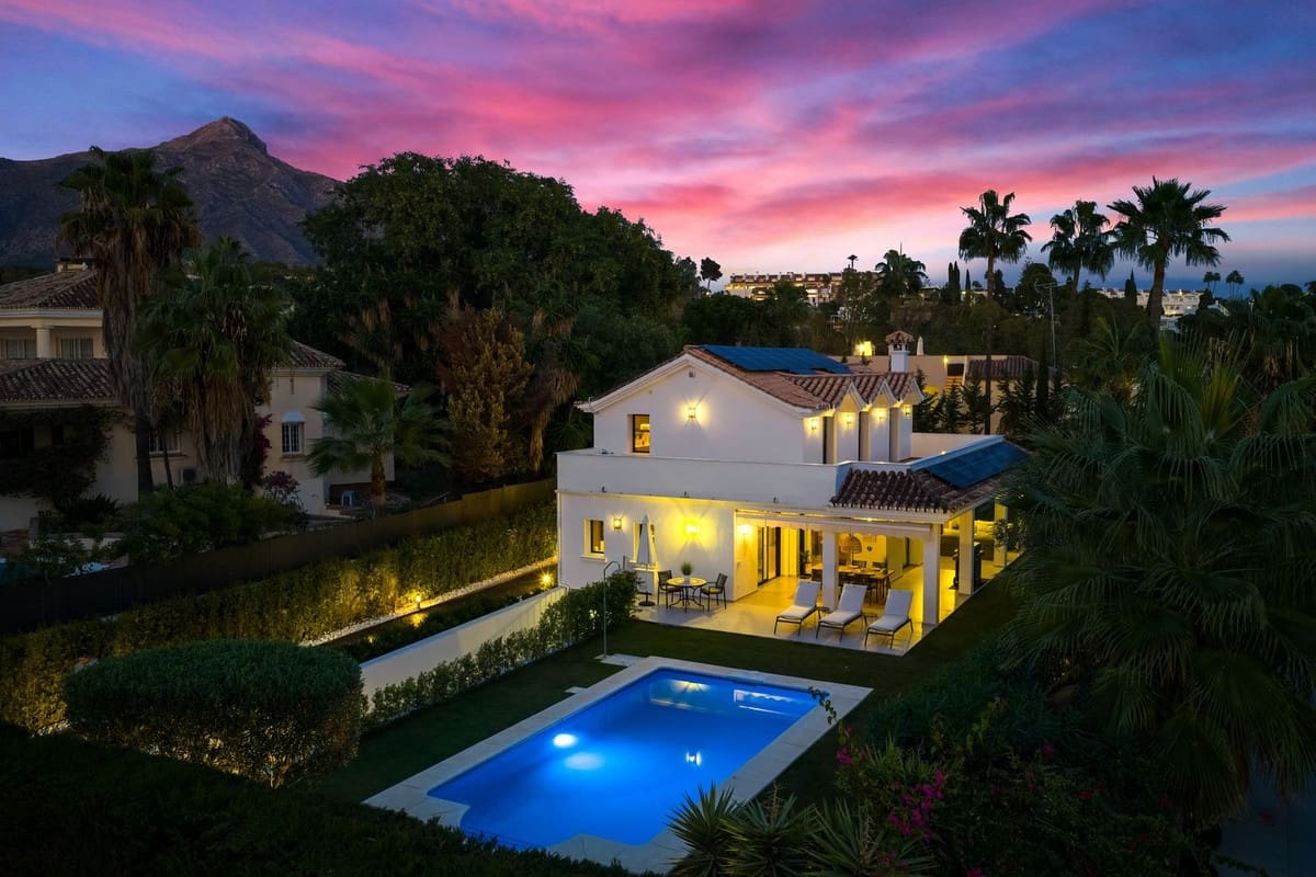 4 soverom Villa til salgs i Nueva Andalucia med svømmebasseng garasje - € 2 650 000 (Ref: 9490923)