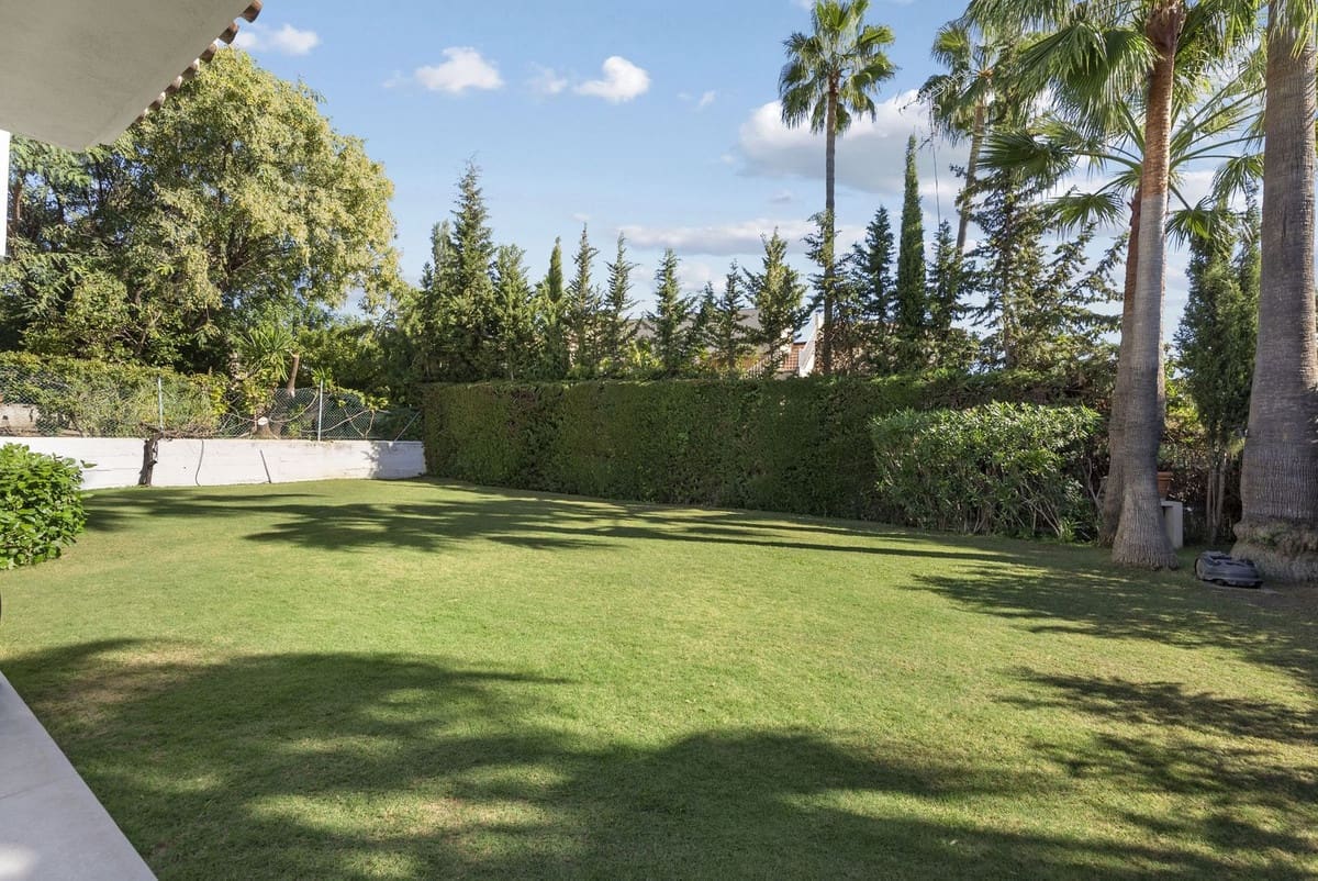 4 soverom Villa til salgs i Nueva Andalucia med svømmebasseng garasje - € 2 650 000 (Ref: 9490923)