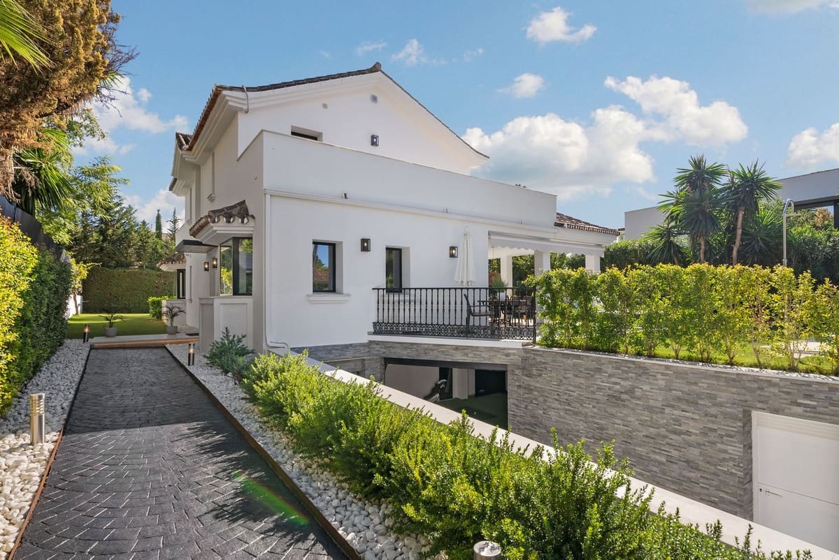 4 soverom Villa til salgs i Nueva Andalucia med svømmebasseng garasje - € 2 650 000 (Ref: 9490923)