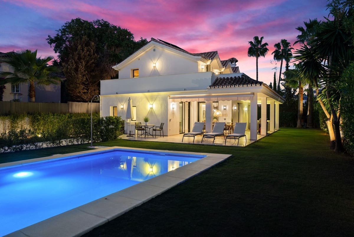 4 soverom Villa til salgs i Nueva Andalucia med svømmebasseng garasje - € 2 650 000 (Ref: 9490923)