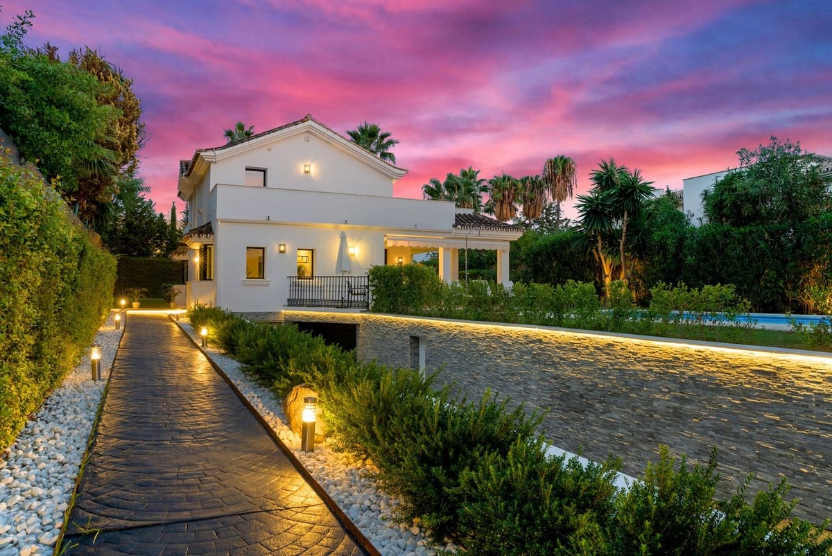 4 soverom Villa til salgs i Nueva Andalucia med svømmebasseng garasje - € 2 650 000 (Ref: 9490923)