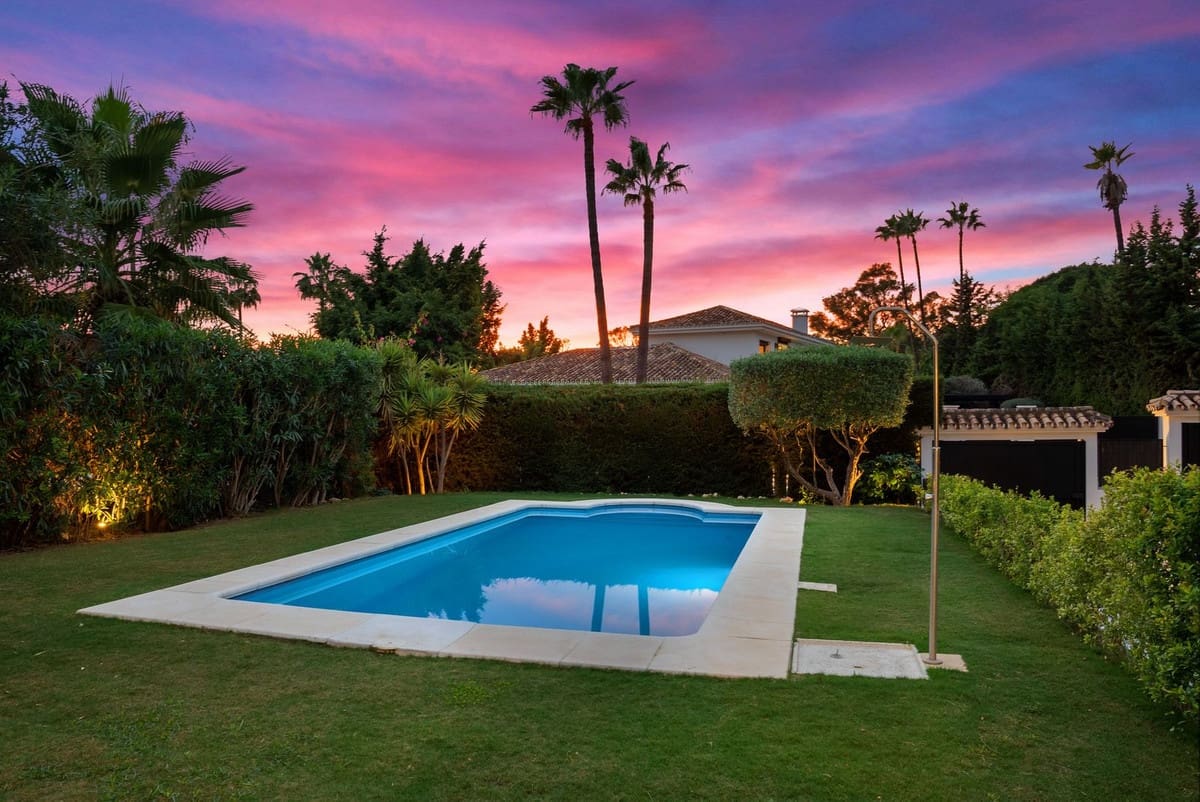 4 soverom Villa til salgs i Nueva Andalucia med svømmebasseng garasje - € 2 650 000 (Ref: 9490923)