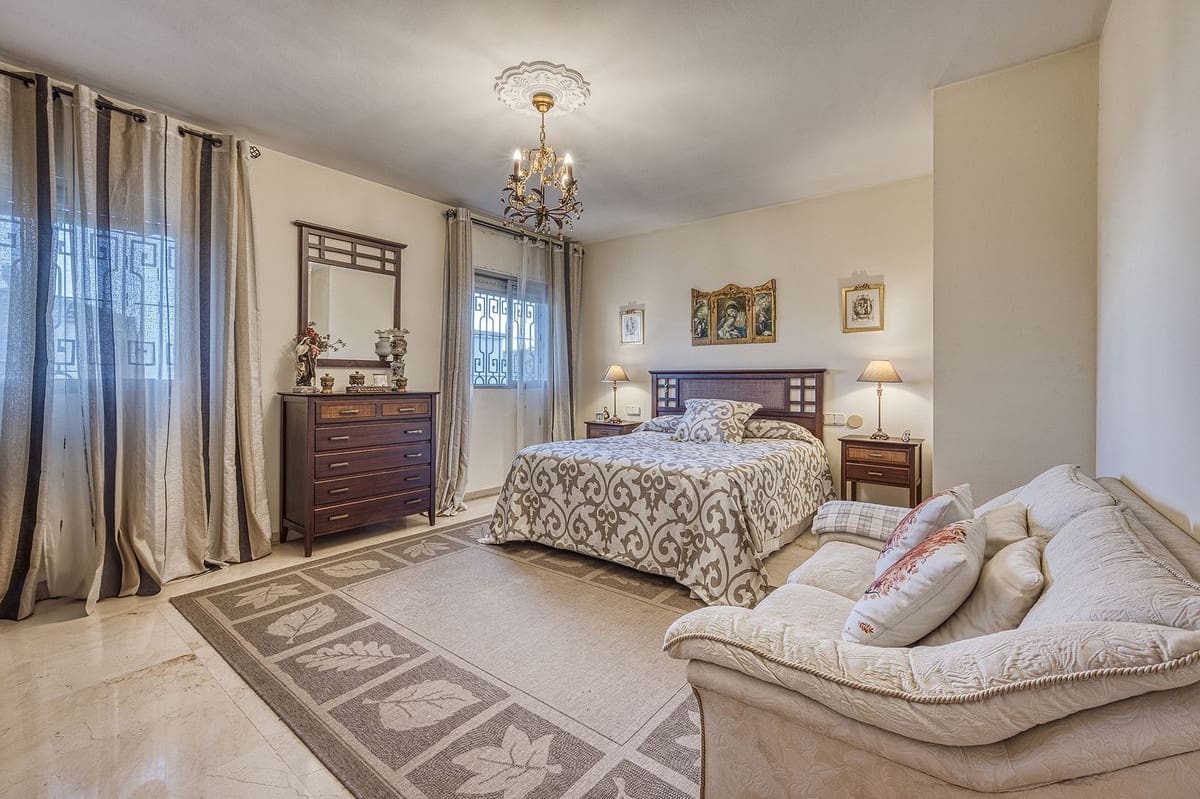 4 makuuhuone Huvila myytävänä paikassa Marbella mukana uima-altaan 
autotalli - 1 150 000 € (Ref: 9490925)