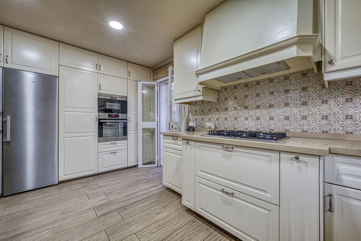 4 makuuhuone Huvila myytävänä paikassa Marbella mukana uima-altaan 
autotalli - 1 150 000 € (Ref: 9490925)