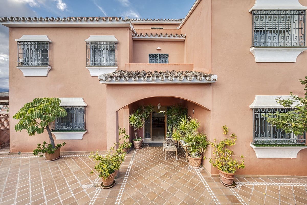 4 makuuhuone Huvila myytävänä paikassa Marbella mukana uima-altaan 
autotalli - 1 150 000 € (Ref: 9490925)