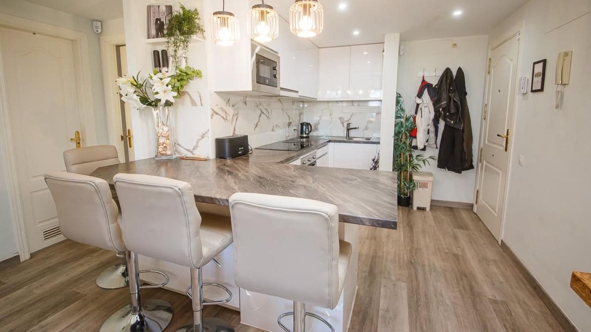 2 bedroom Apartment for sale in La Duquesa / Puerto de la Duquesa with pool garage - € 225,000 (Ref: 9500665)