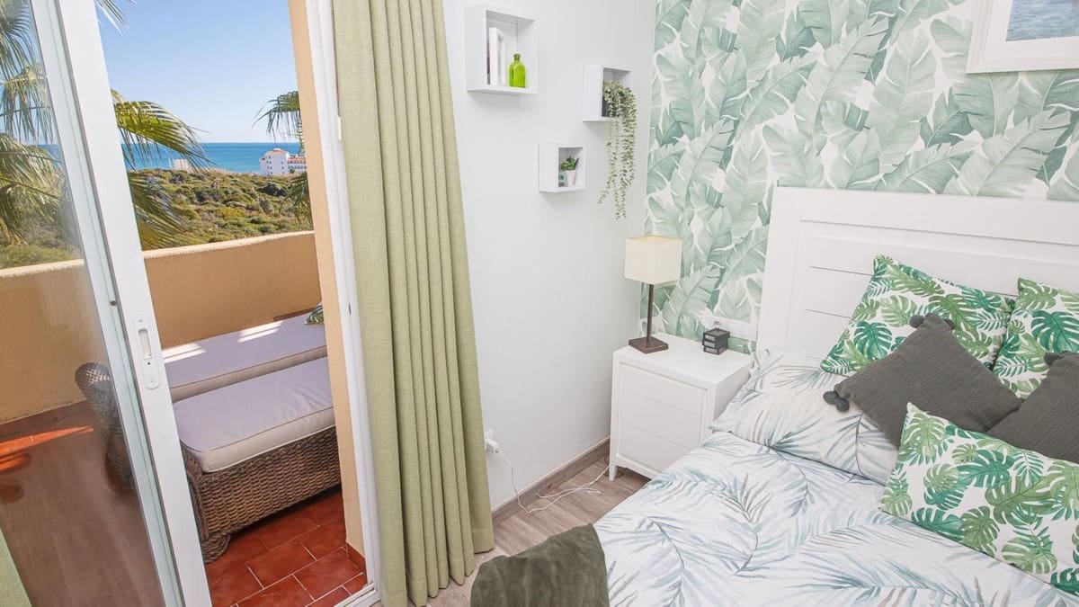 2 bedroom Apartment for sale in La Duquesa / Puerto de la Duquesa with pool garage - € 225,000 (Ref: 9500665)