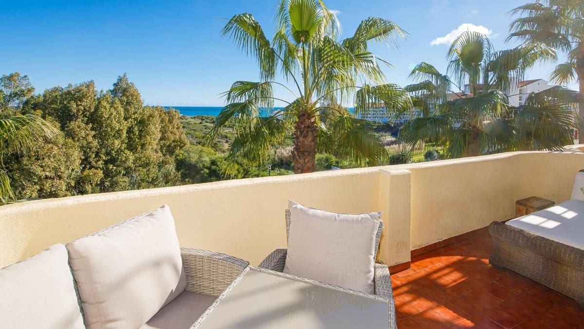 2 bedroom Apartment for sale in La Duquesa / Puerto de la Duquesa with pool garage - € 225,000 (Ref: 9500665)