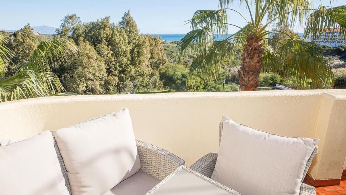 2 bedroom Apartment for sale in La Duquesa / Puerto de la Duquesa with pool garage - € 225,000 (Ref: 9500665)