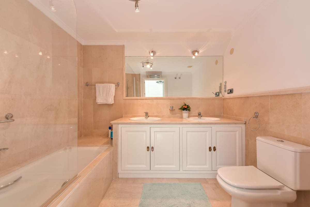 3 makuuhuone Huvila myytävänä paikassa Calahonda mukana uima-altaan 
autotalli - 1 285 000 € (Ref: 9506756)