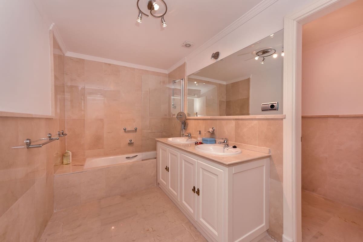 3 makuuhuone Huvila myytävänä paikassa Calahonda mukana uima-altaan 
autotalli - 1 285 000 € (Ref: 9506756)