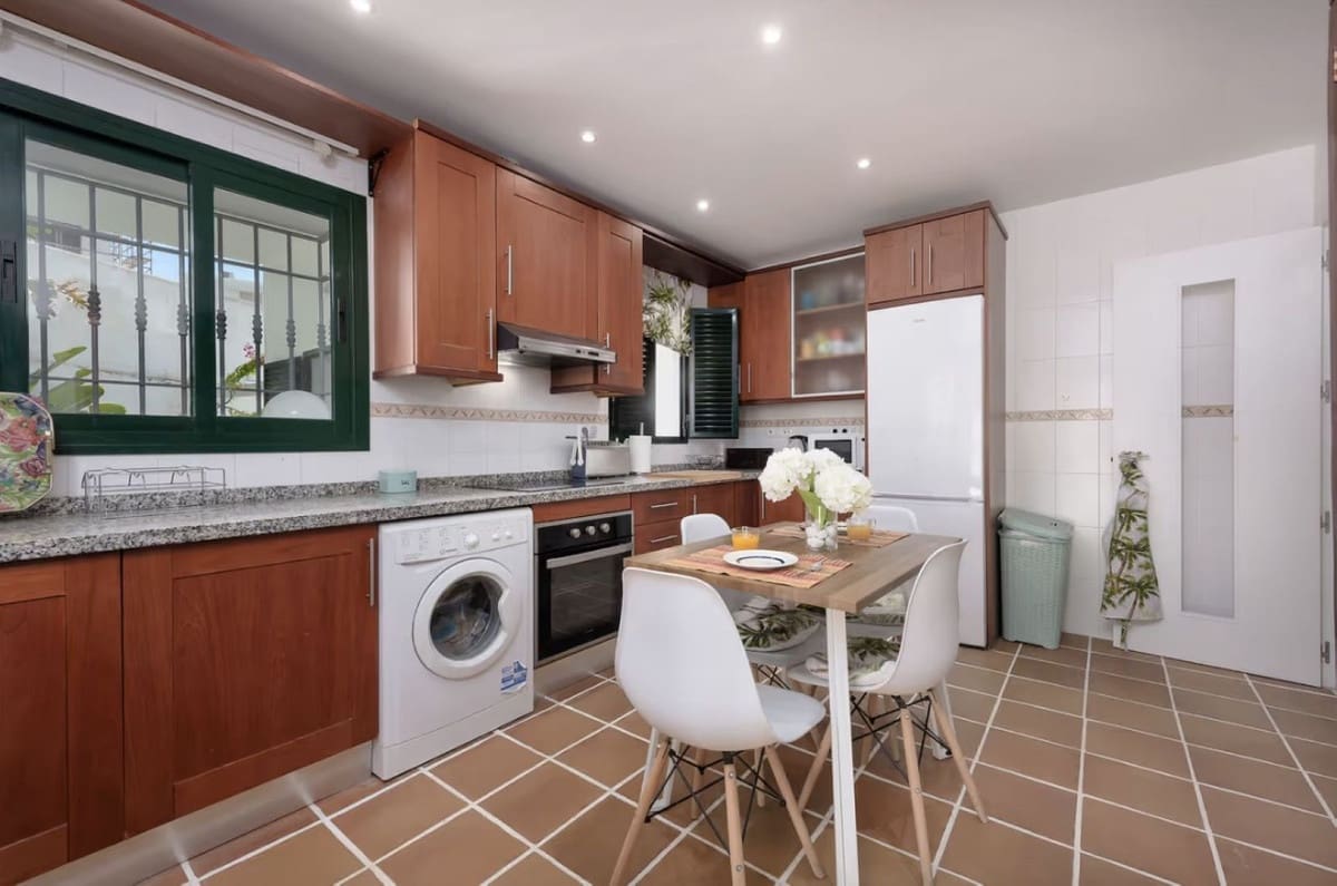 3 bedroom Semi-detached Villa for sale in La Duquesa / Puerto de la Duquesa with pool garage - € 540,000 (Ref: 9506757)