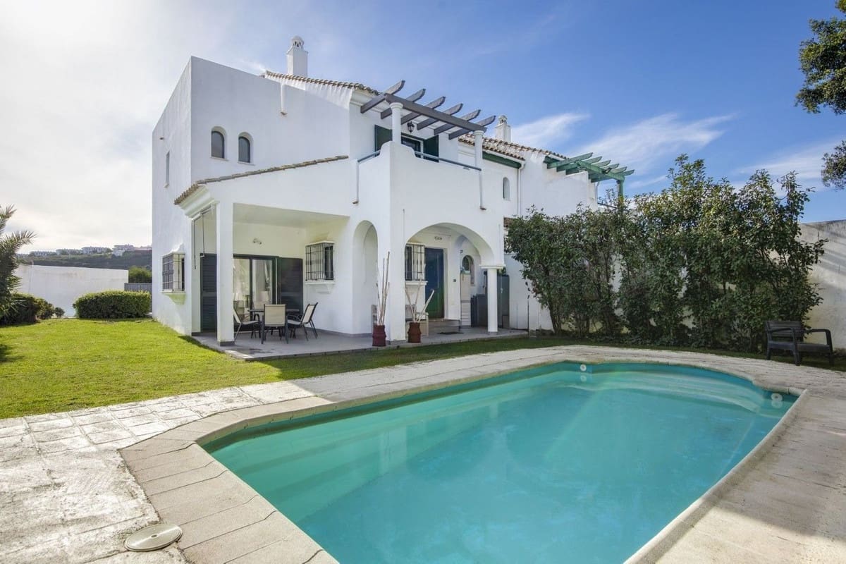 3 bedroom Semi-detached Villa for sale in La Duquesa / Puerto de la Duquesa with pool garage - € 540,000 (Ref: 9506757)