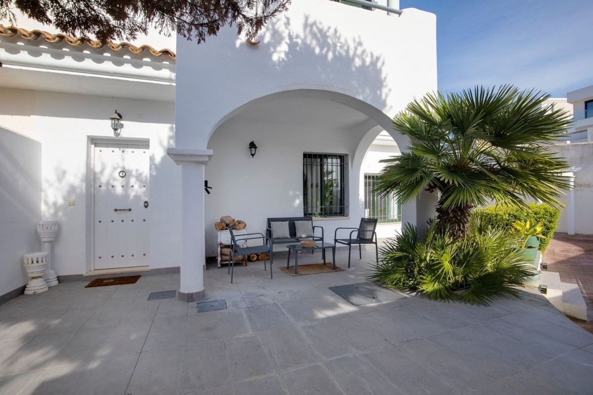 3 bedroom Semi-detached Villa for sale in La Duquesa / Puerto de la Duquesa with pool garage - € 540,000 (Ref: 9506757)