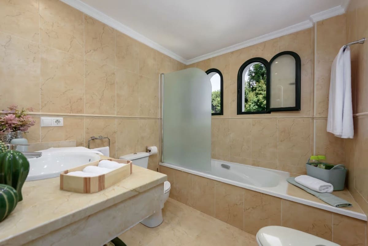 3 bedroom Semi-detached Villa for sale in La Duquesa / Puerto de la Duquesa with pool garage - € 540,000 (Ref: 9506757)