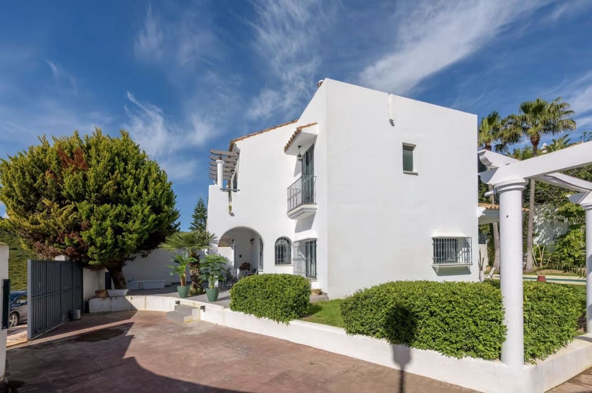 3 bedroom Semi-detached Villa for sale in La Duquesa / Puerto de la Duquesa with pool garage - € 540,000 (Ref: 9506757)