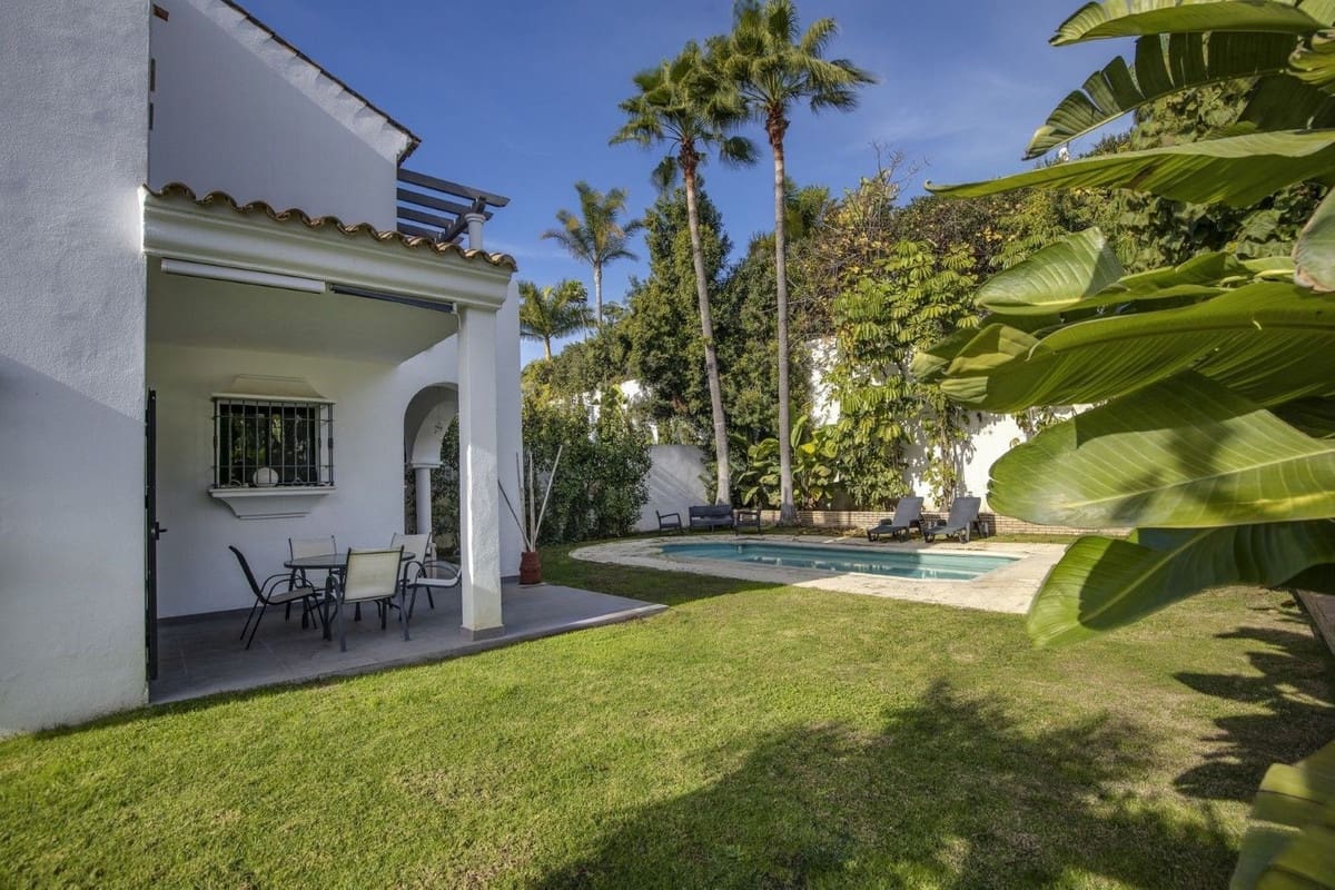 3 bedroom Semi-detached Villa for sale in La Duquesa / Puerto de la Duquesa with pool garage - € 540,000 (Ref: 9506757)