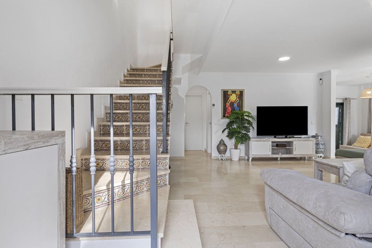 3 bedroom Semi-detached Villa for sale in La Duquesa / Puerto de la Duquesa with pool garage - € 540,000 (Ref: 9506757)