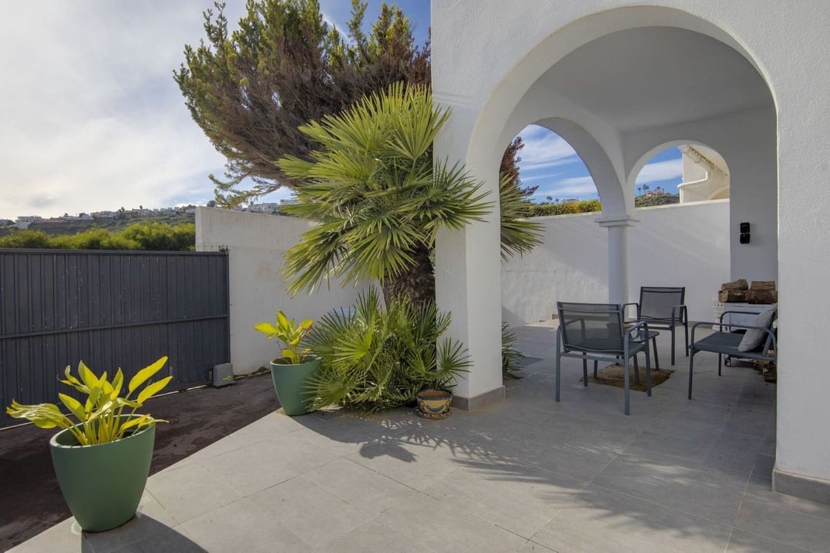 3 bedroom Semi-detached Villa for sale in La Duquesa / Puerto de la Duquesa with pool garage - € 540,000 (Ref: 9506757)