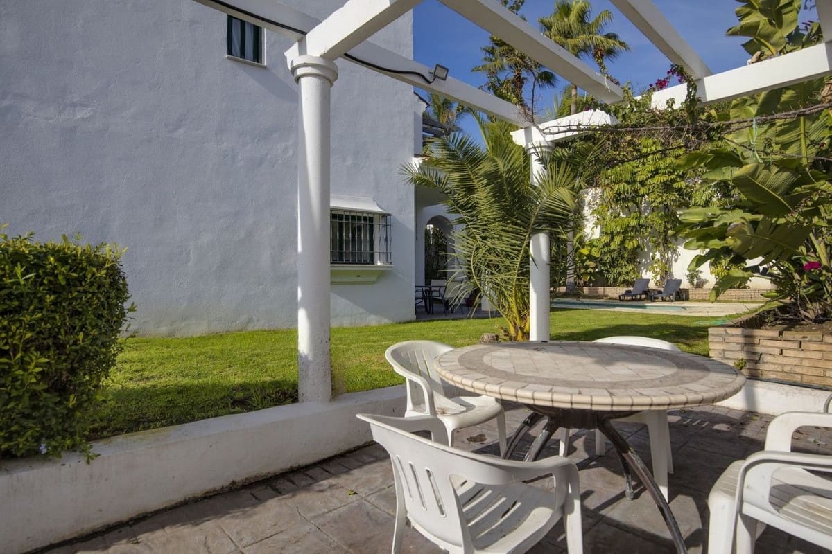 3 bedroom Semi-detached Villa for sale in La Duquesa / Puerto de la Duquesa with pool garage - € 540,000 (Ref: 9506757)