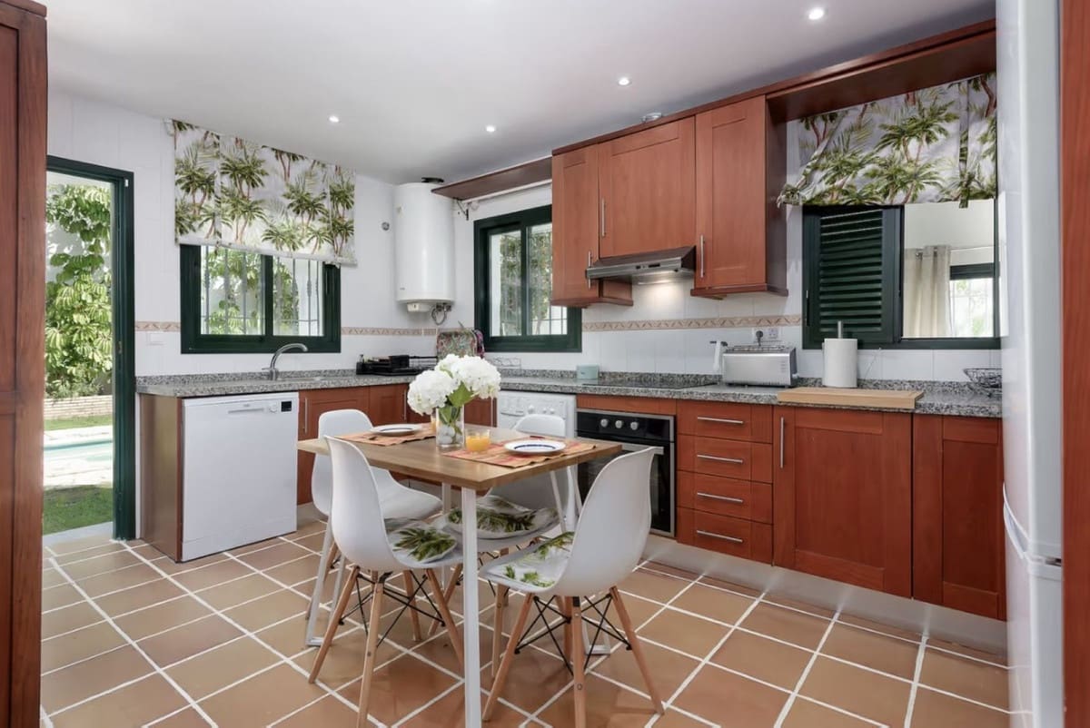 3 bedroom Semi-detached Villa for sale in La Duquesa / Puerto de la Duquesa with pool garage - € 540,000 (Ref: 9506757)