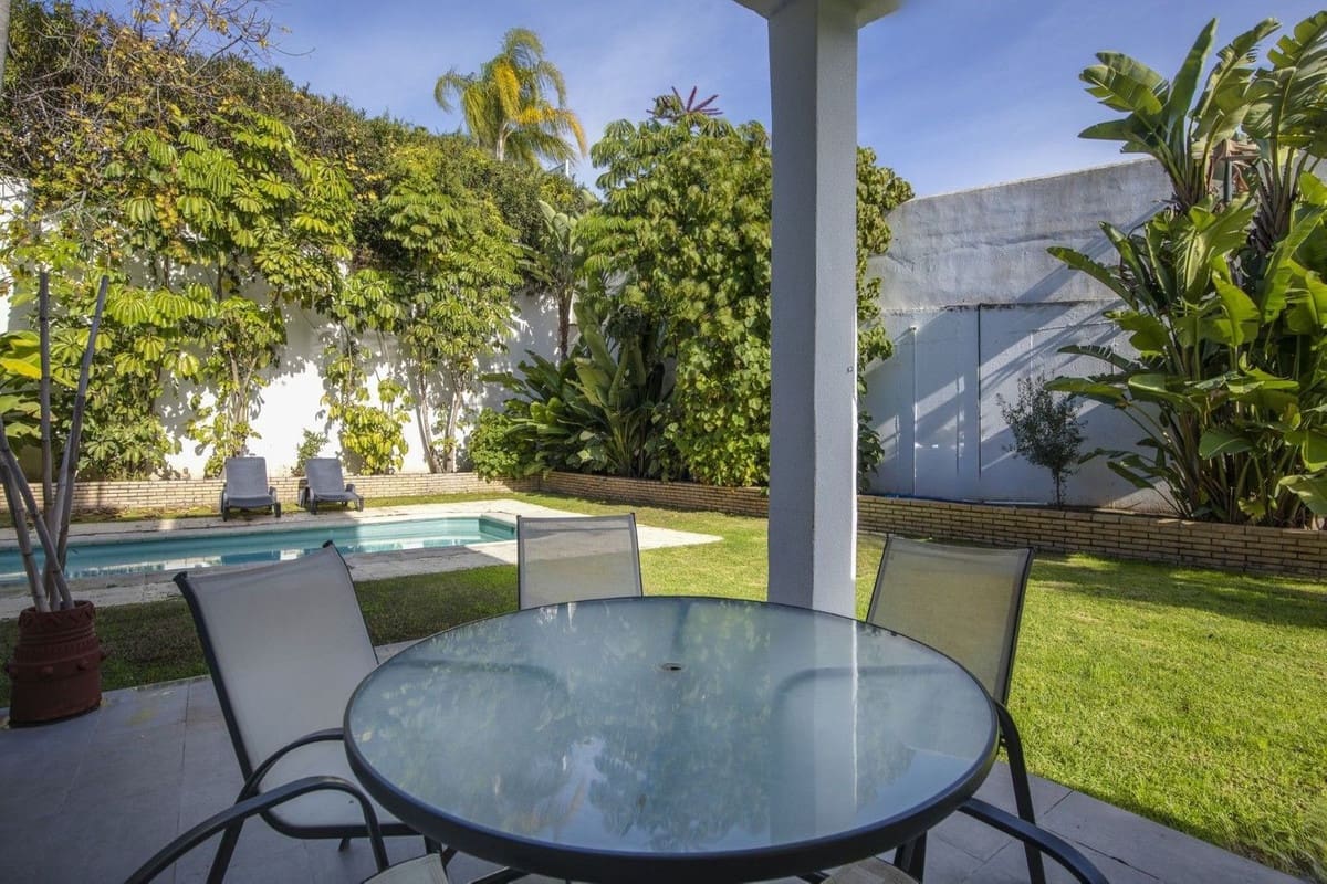 3 bedroom Semi-detached Villa for sale in La Duquesa / Puerto de la Duquesa with pool garage - € 540,000 (Ref: 9506757)