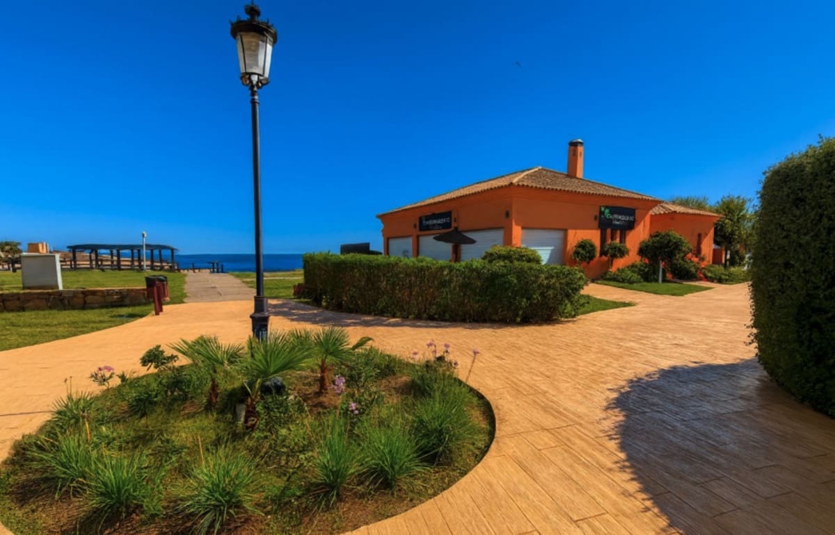 Apartamento de 3 habitaciones en La Duquesa / Puerto de la Duquesa en venta con piscina garaje - 595.000 € (Ref: 9510314)