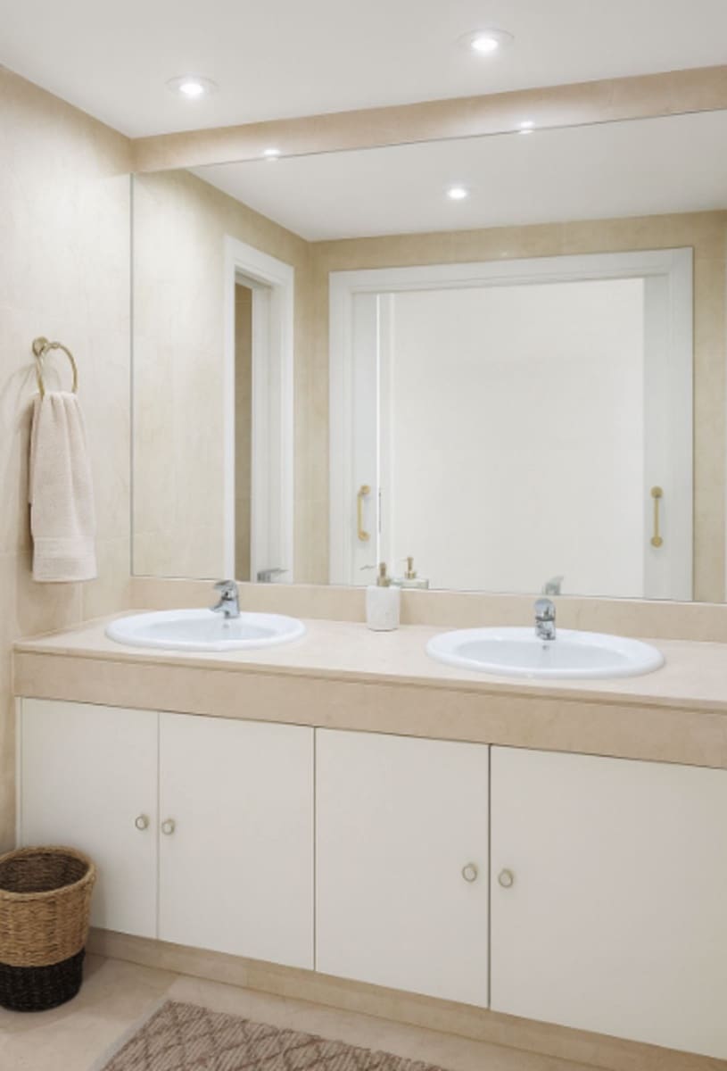 Apartamento de 3 habitaciones en La Duquesa / Puerto de la Duquesa en venta con piscina garaje - 595.000 € (Ref: 9510314)