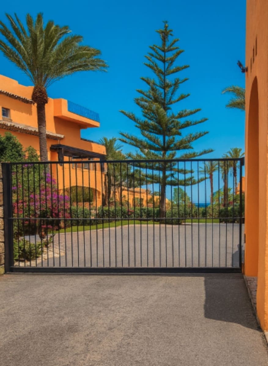 Apartamento de 3 habitaciones en La Duquesa / Puerto de la Duquesa en venta con piscina garaje - 595.000 € (Ref: 9510314)