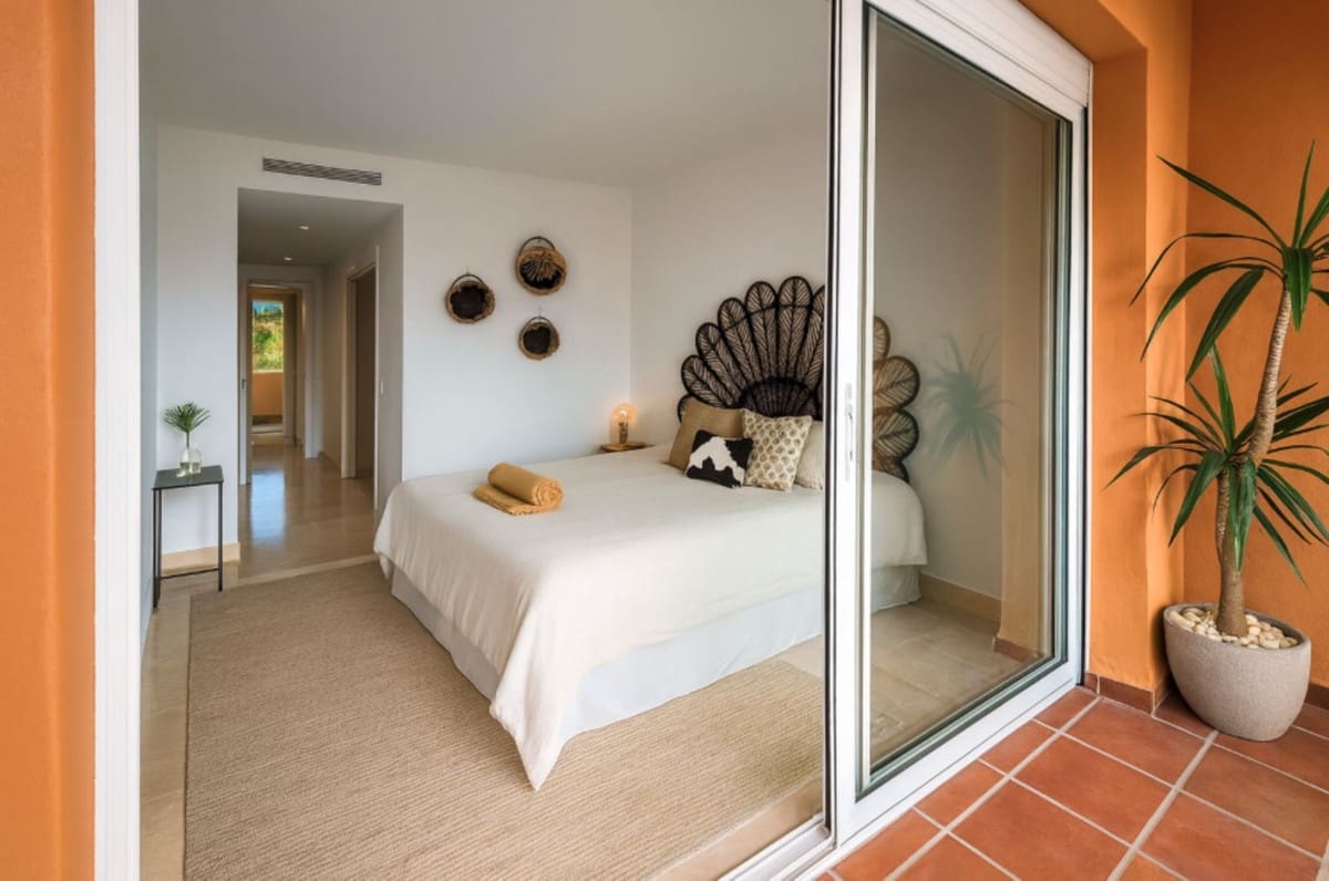 Apartamento de 3 habitaciones en La Duquesa / Puerto de la Duquesa en venta con piscina garaje - 595.000 € (Ref: 9510314)