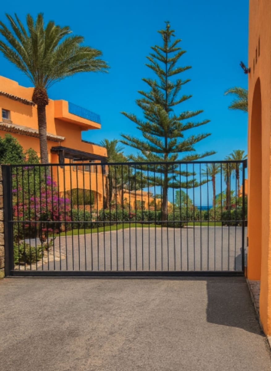 Apartamento de 3 habitaciones en La Duquesa / Puerto de la Duquesa en venta con piscina garaje - 595.000 € (Ref: 9510314)