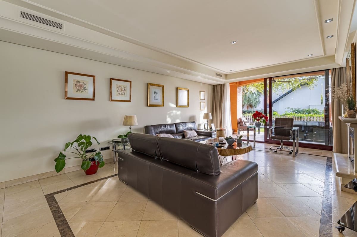 4 makuuhuone Omakotitalo myytävänä paikassa Golden Mile mukana uima-altaan 
autotalli - 1 425 000 € (Ref: 9511210)