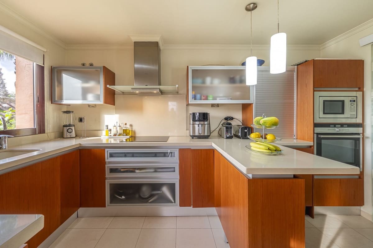 4 makuuhuone Omakotitalo myytävänä paikassa Golden Mile mukana uima-altaan 
autotalli - 1 425 000 € (Ref: 9511210)