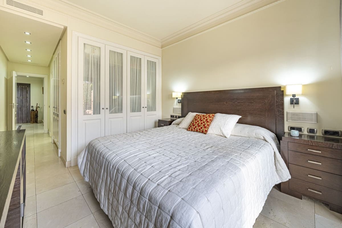 4 makuuhuone Omakotitalo myytävänä paikassa Golden Mile mukana uima-altaan 
autotalli - 1 425 000 € (Ref: 9511210)